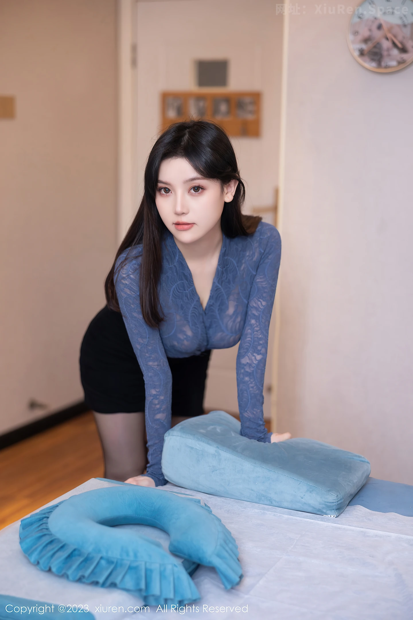 图片[4]-[XiuRen秀人网]VOL.7720 模特豆瓣酱蓝色薄纱上衣配黑短裙露白色内衣秀丰满身材诱惑写真83P-秀人网官方网站